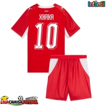 Camisa de Futebol Suíça Granit Xhaka #10 Equipamento Principal Infantil Mundo 2026 Manga Curta (+ Calças curtas)